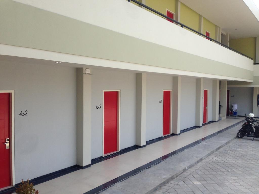 Rumah Cassa Guest House Surabaia Exterior foto
