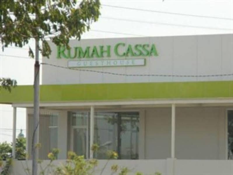 Rumah Cassa Guest House Surabaia Exterior foto